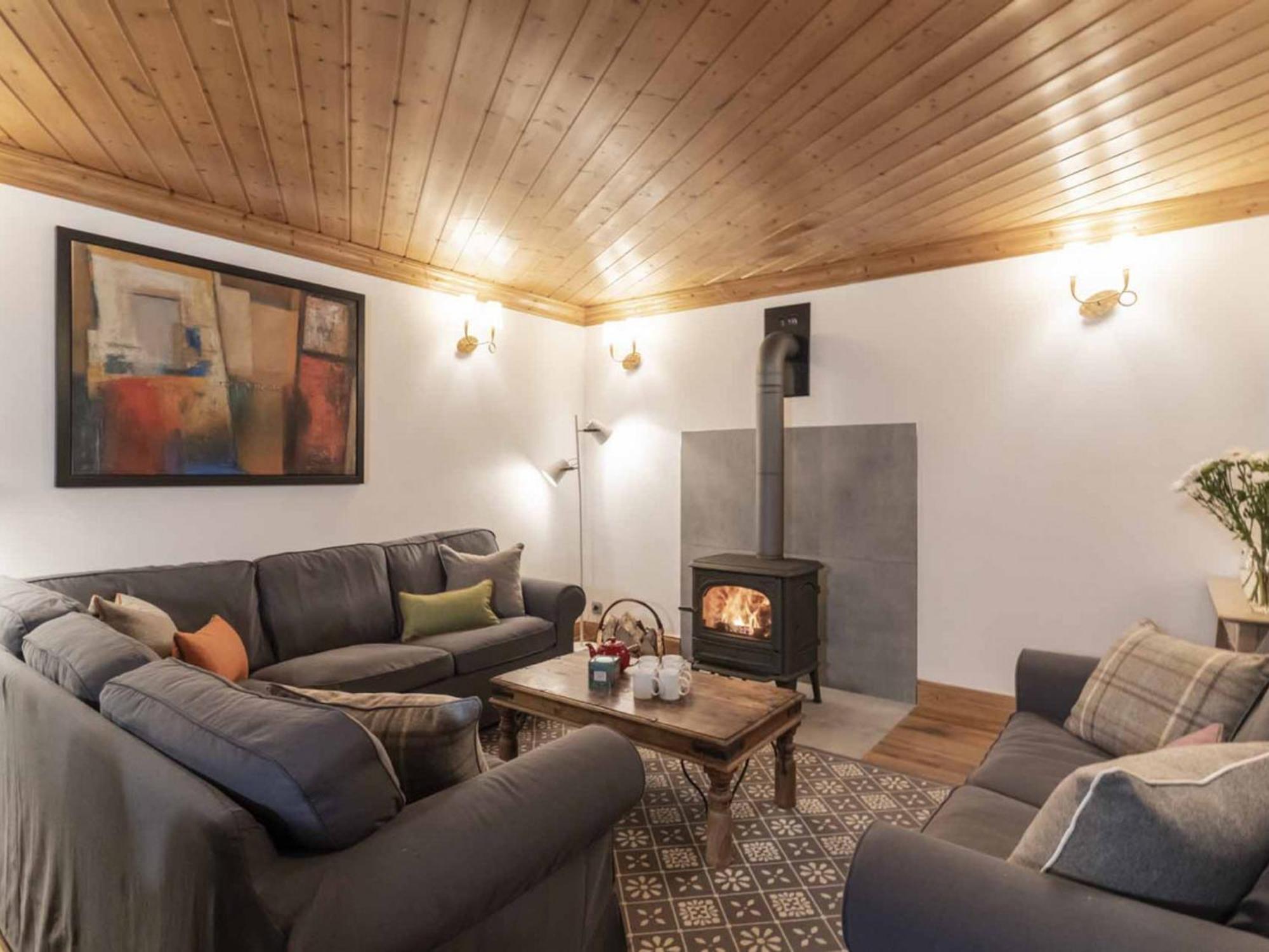 Renove Aux Pieds Avec Poele, Grande Terrasse Sud, Parking Et Wifi Inclus - Fr-1-688-86